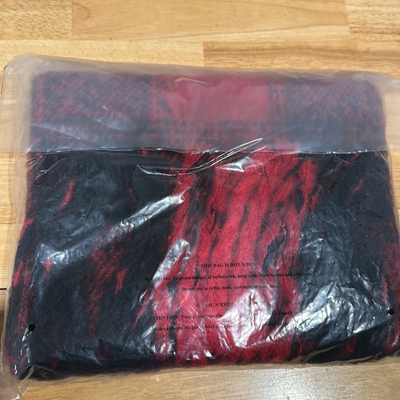 Victoria's Secret Cozy Plaid Scarf Bkack and Red with Tags - Picture 7 of 7